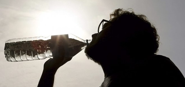 Un hombre se refresca para mitigar el calor. Foto EFE/Juan Carlos Cárdenas