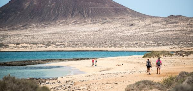Dos parejas pasean por la isla de La Graciosa. EFE/ Javier Fuentes/Archivo