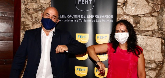 El presidente de la FEHT, José María Mañaricúa, y la gerente de Lavandería Romeral, Yukonda Esparragoza | MASPALOMAS AHORA