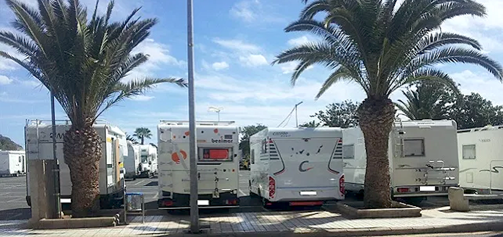Caravanas estacionadas en Arguinegu&iacute;n | Imagen de archivo.