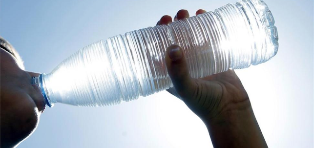Mantenerse hidratado es uno de los principales consejos para combatir el calor. - EFE