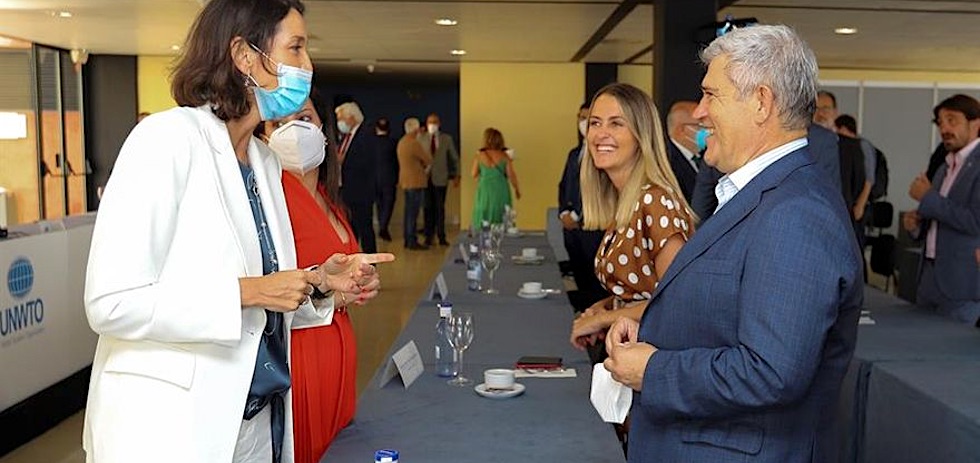 La ministra de Turismo, Reyes Maroto; el presidente de Canarias, Ángel Víctor Torres; y el secretario general de la Organización Mundial del Turismo, Zurab Pololikashvili | EFE