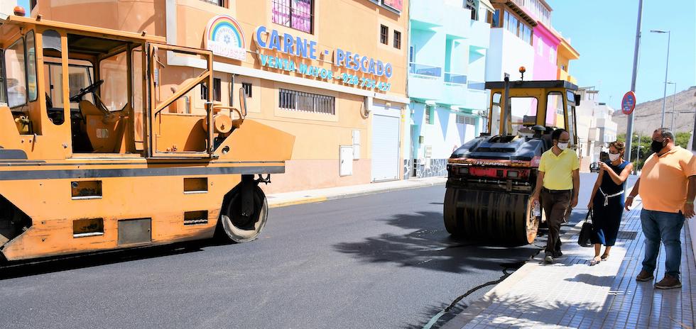 La alcaldesa de Mog&aacute;n, junto al edil de Obras Públicas, Ernesto Hernández (de amarillo) y el edil de Transportes, Víctor Gutiérrez  en las obras de asfatlado calle Tanausu