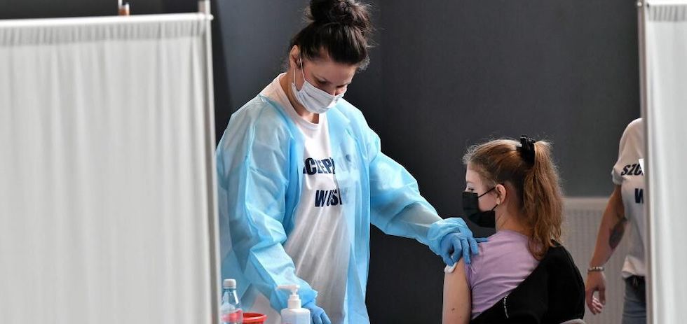 Vacunaci&oacute;n para los adolescentes. EFE