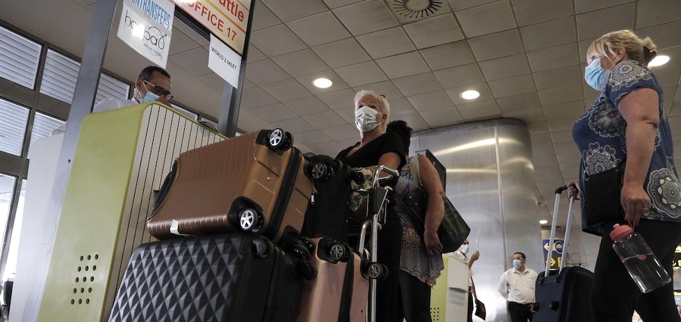 Viajeros procedentes de Reino Unido | Efe / Ángel Medina G.