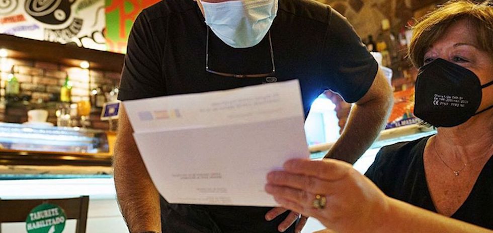 Una clienta con su certificado. EFE