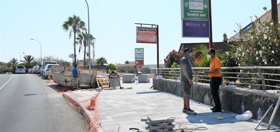 El edil Hernandez (polo naranja)  en su visita a las obras de ren ovacion de la acera en la avenid a Francisco Navarro Navarro.