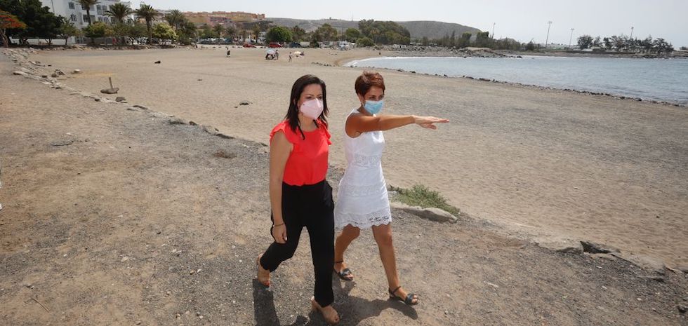 A la izqda la consejera de Turismo, Yaiza Castilla, y la alcaldesa OnaliaBueno drcha).