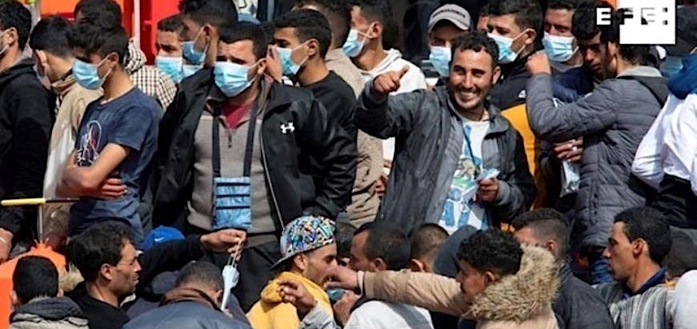 Inmigrantes ilegales a la llegada del muelle de Arguinegu&iacute;n (archivo)