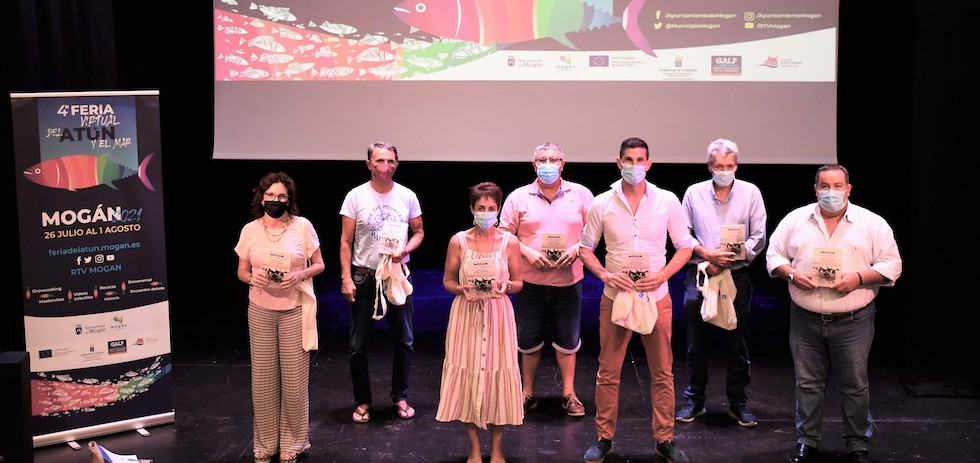 De izq a derecha, Montserrat Gimeno, Ricar do Ortega, Onalia Bueno, Miguel Ángel Delgado, David Pavón, Manuel León y Víctor Gutié rrez - Presentancion libro y documental