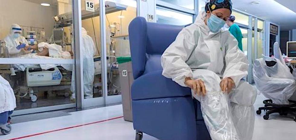 Sanitarios con los EPI COVID-19. EFE