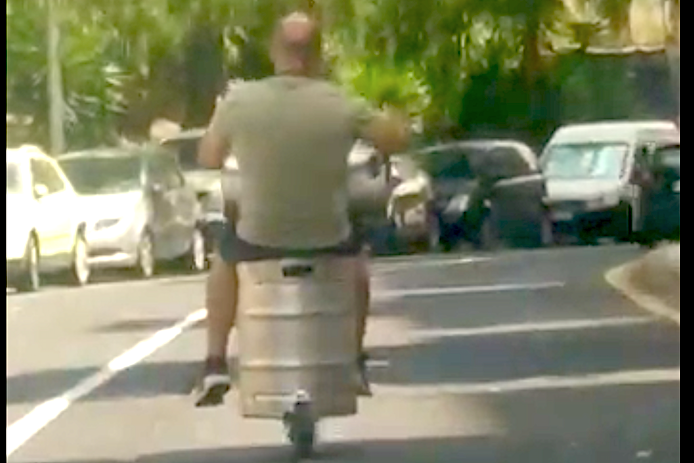 Conduce sentado en un barril de cerveza por Santa Cruz de Tenerife. MASPALOMAS AHORA