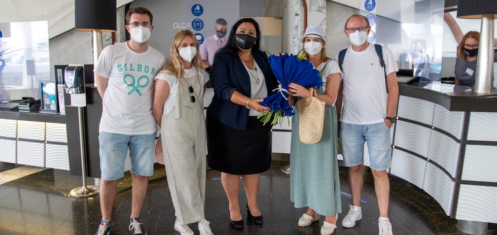 Lidia Noda (directora del hotel) recibiendo los primeros clientes