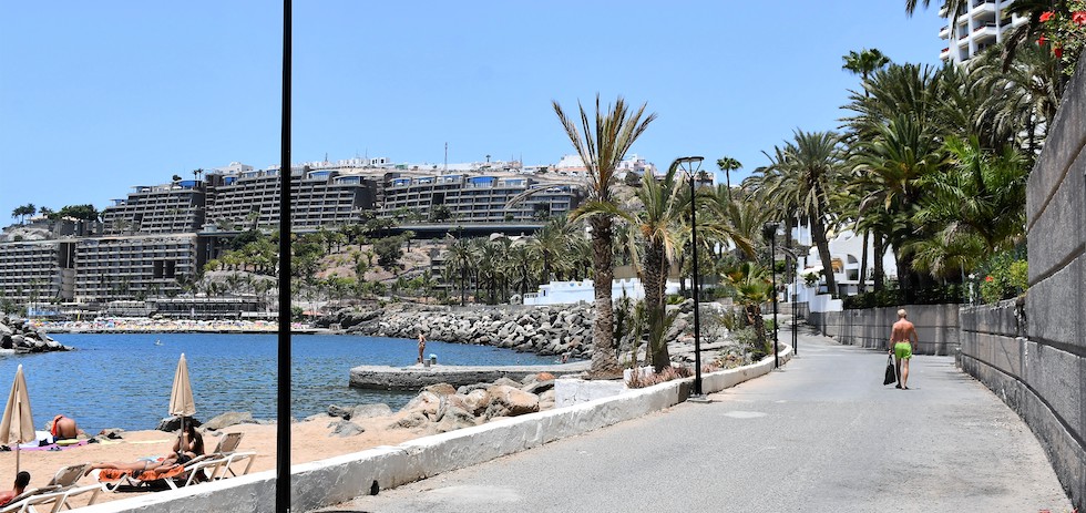 Farolas fotovoltaicas en el paseo de la playa de Aquamarina.