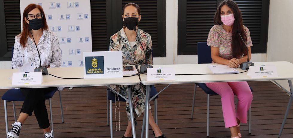 De izq a dcha Celia Donaire, Gucimara Medina y Ma ría Isabel Rodríguez, en la Biblioteca Insular.