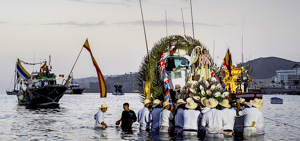 Los marineros embarcan a la virgen en la playa de las Marañuelas