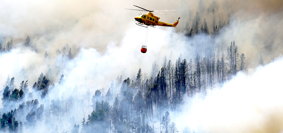 Los helicópteros trabajan para extinguir el fuego. ACFI PRESS