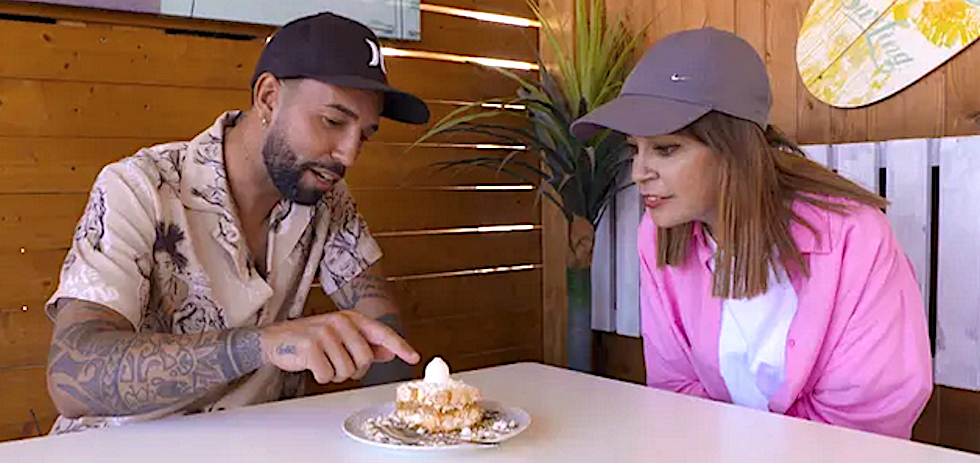 Omar Sánchez, winsurfista profesional, enseña un postre típico de la Isla.