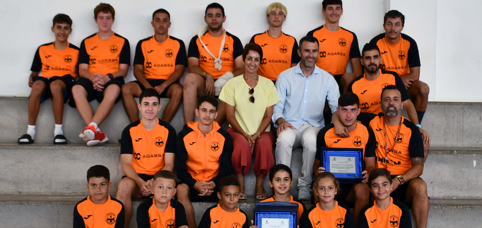 La alcaldesa, y el edil con los jugadores del club