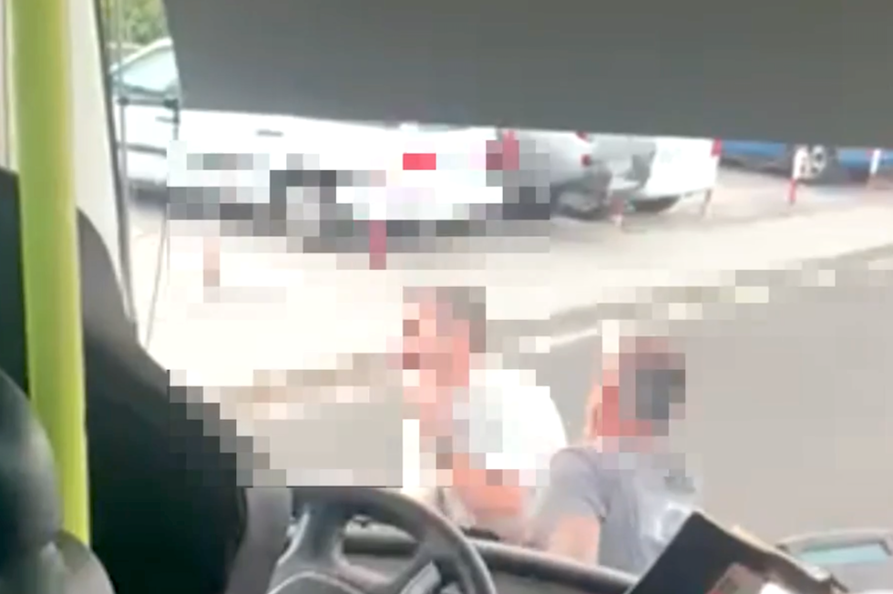 Agresión al conductor de la guagua por parte de un pasajero.