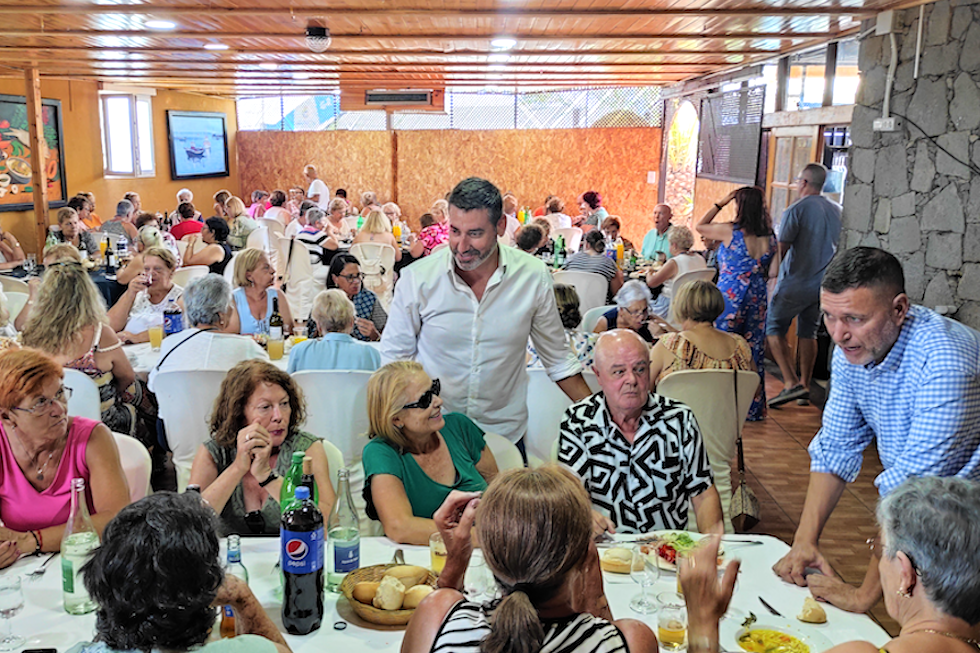 Los concejales con algunos de los participantes