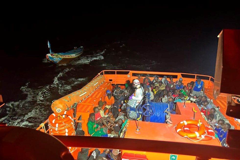 Salvamento Marítimo en el rescate de los 85 ocupantes de un cayuco