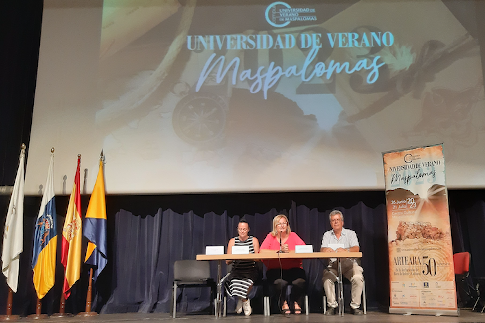 Esther Delgado, Elena Álamo y Germán Santana en el acto de clausura de la XXXI Universidad de Verano de Maspalomas
