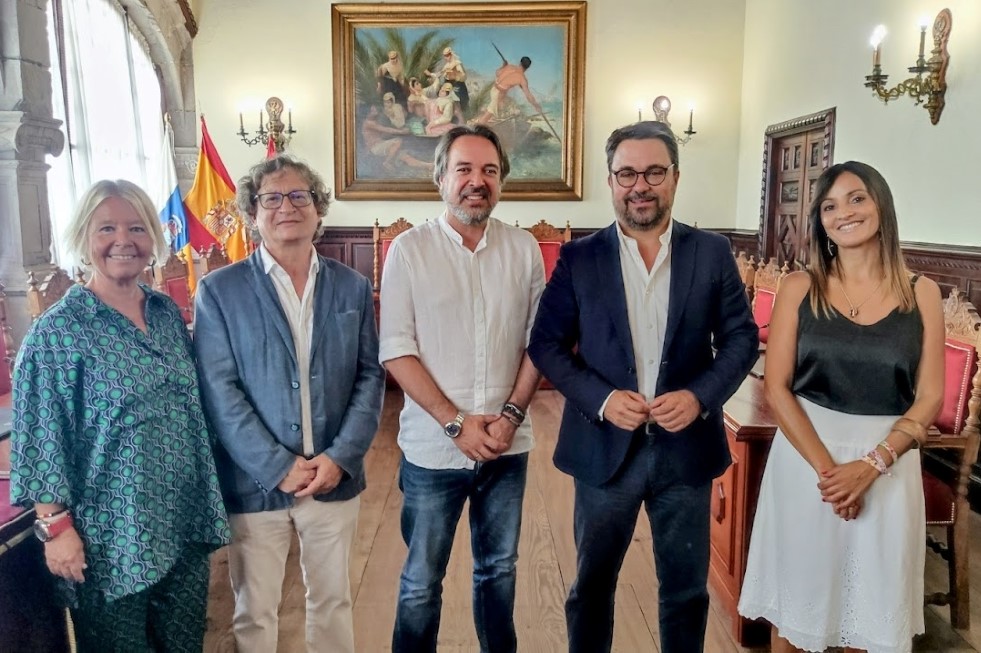 Representantes del Ayuntamiento de Santa Cruz de La Palma y la Real Sociedad la Cosmológica