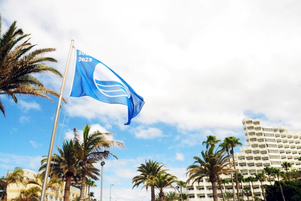 Izado de bandera azul. Imagen de archivo