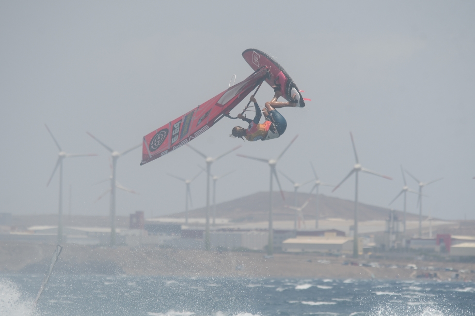 Daida Ruano y Sarah-Quita durante la eliminatoria simple femenina de Olas