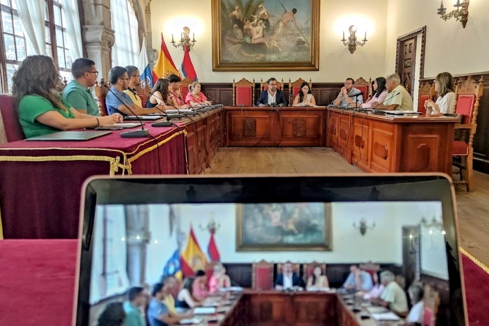 Corporación de Santa Cruz de La Palma aprobando este lunes su PGOU en sesión plenaria.