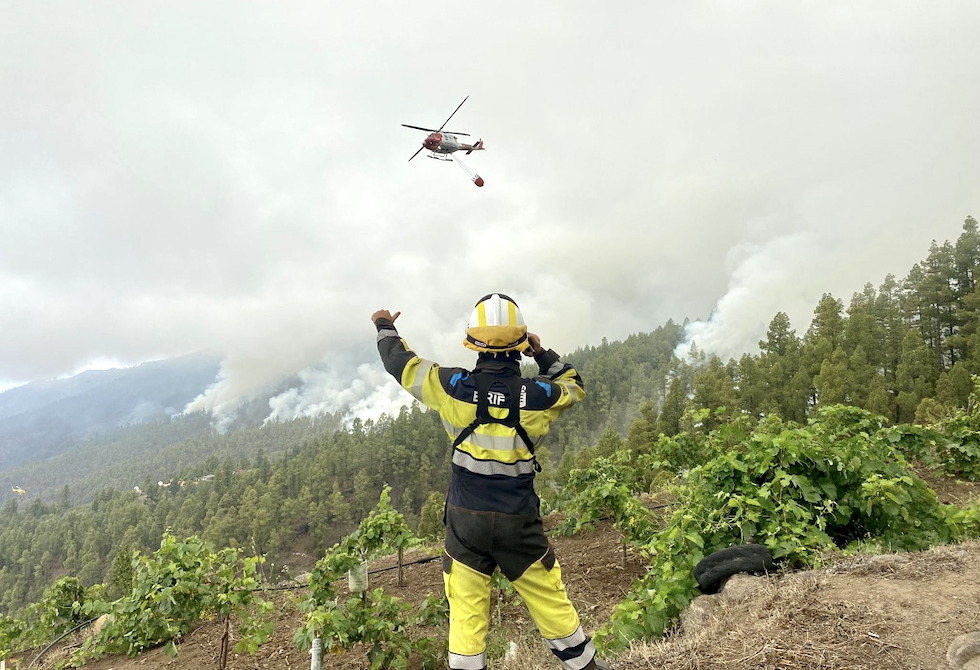 Equipos de EIRIF realizando labores de colaboración aérea desde tierra. @112canarias