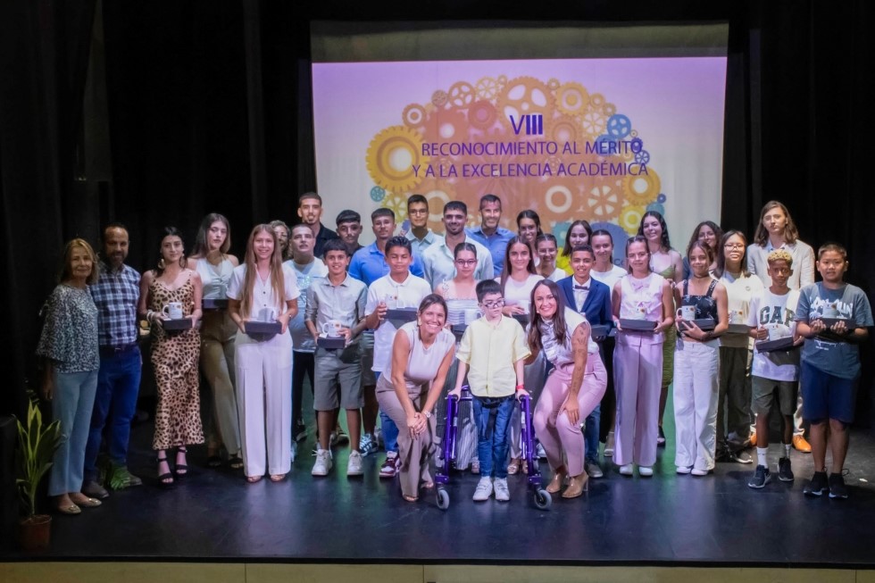 Premiados y premiadas junto a concejales de la Corporación Local