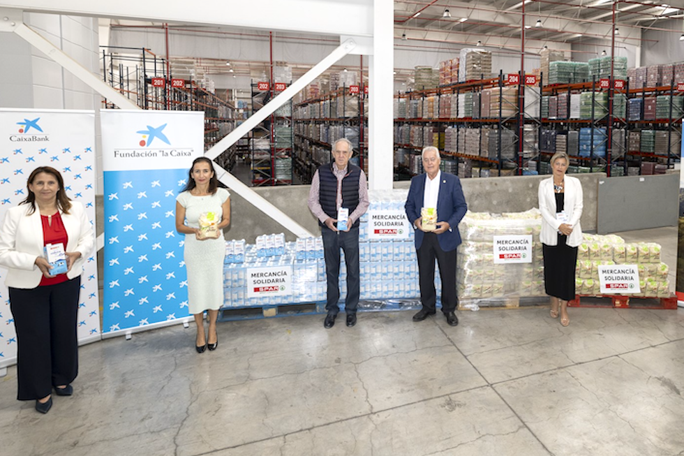 Los representantes de las entidades durante la entrega de la mercancía solidaria