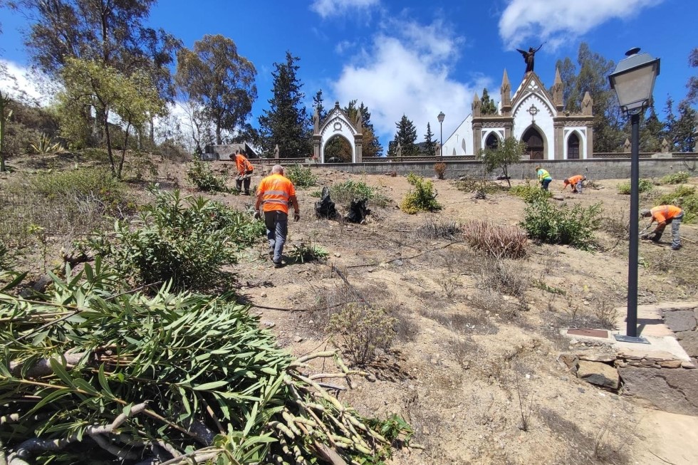 Personal municipal actuando en el jardín delantero del Cementerio