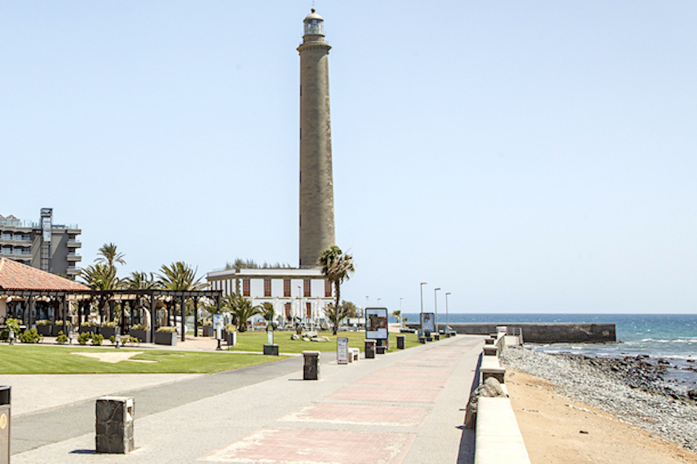 Paseo de Meloneras, vistas al Faro de Maspalomas. Imagen de archivo
