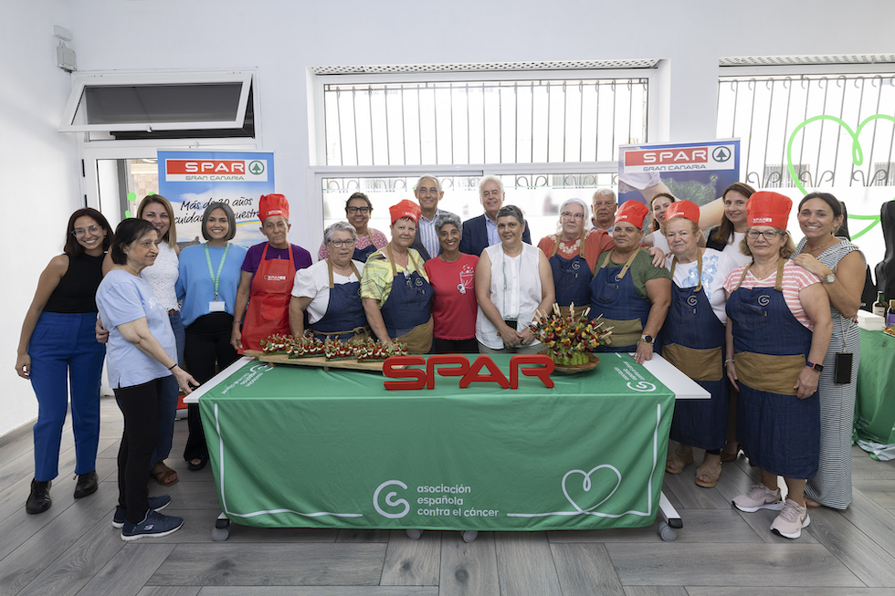Beneficiarios de la asociación y representantes de las entidades durante el taller de cocina