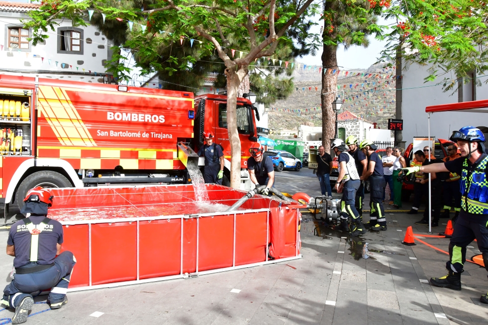 Presentación de los vehículos de bombero en San Bartolomé de TIrajana