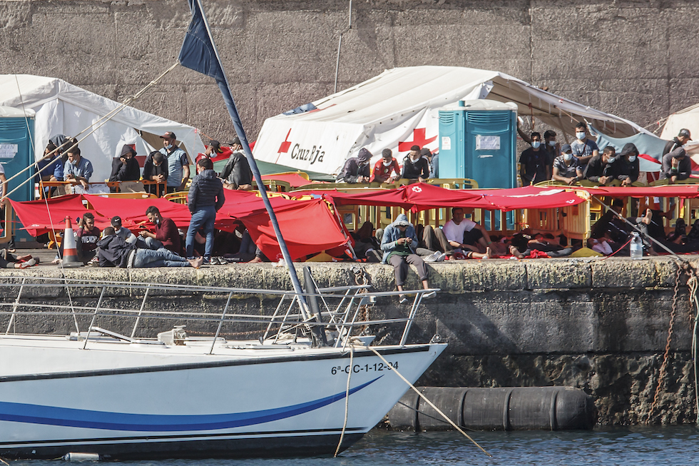 Inmigrantes en el muelle de Arguineguín. 2020 Imagen de archivo
