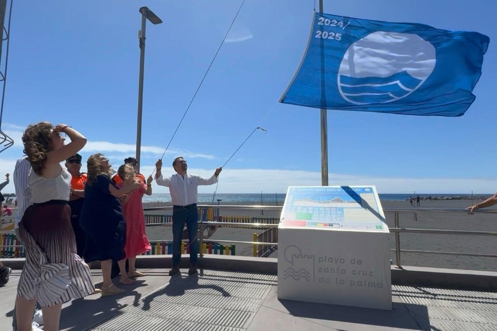 Instante del izado de la bandera azul