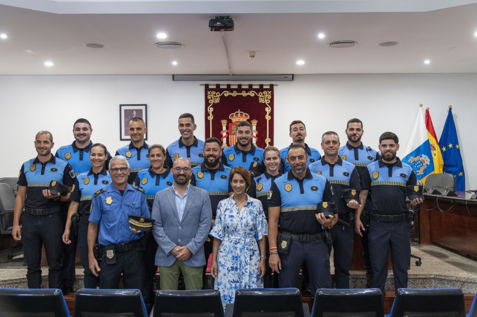 Alcaldesa, secretario municipal, jefe accidental de la Policía Local y subinspector junto a los nuevos agentes de la Policía Local de Mogán