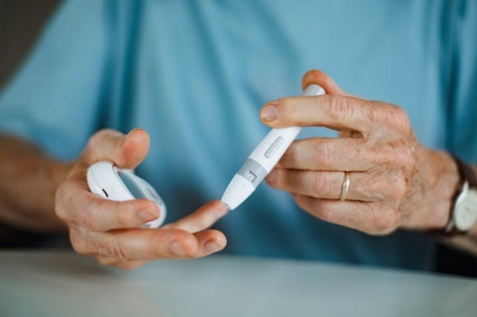 Un paciente de diabetes tipo 2 se mide los niveles de glucosa. Halfpoint/Shutterstock