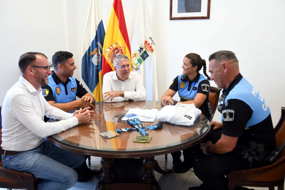 Visita de la campeona de jiu-jitsu de la Policía Local al Consistorio