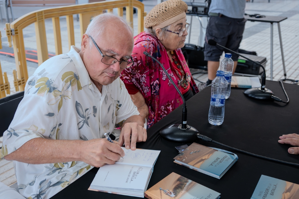 Guillermo Bueno firmando ejemplares de su nuevo libro