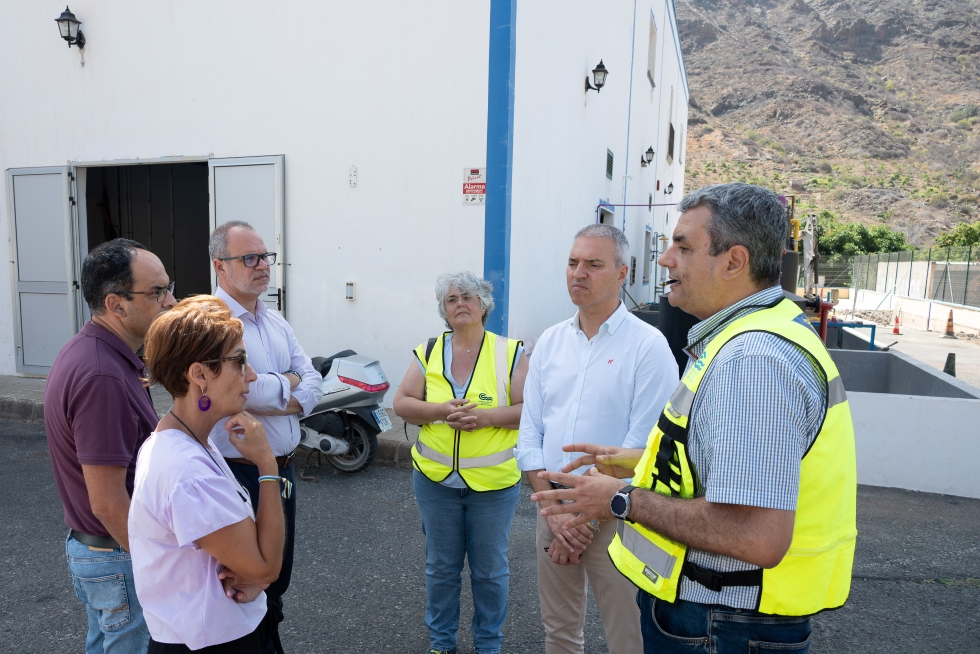 Onalia Bueno, Ernesto Hern&aacute;ndez, directores generales y gerente y t&eacute;cnica del Consejo Insular de Aguas