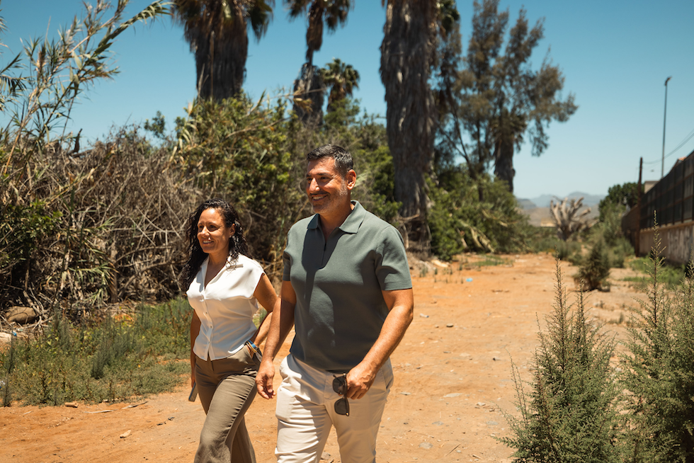 Luc&iacute;a Jim&eacute;nez y Alejandro Marichal en la parcela de El Pajar