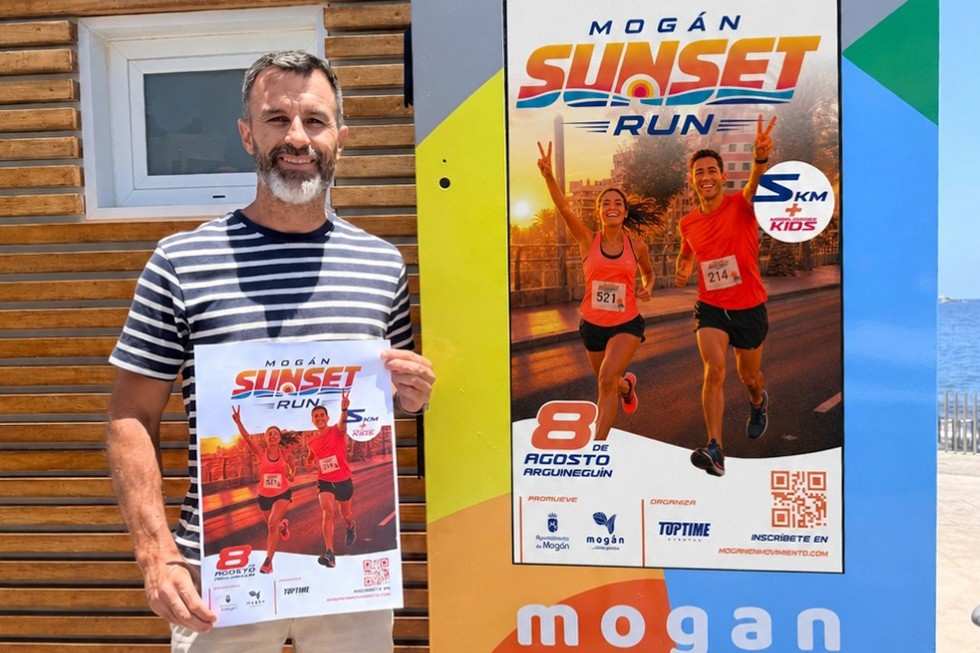 Luis Becerra, con el cartel de promoci&oacute;n de la Mog&aacute;n Sunset Run