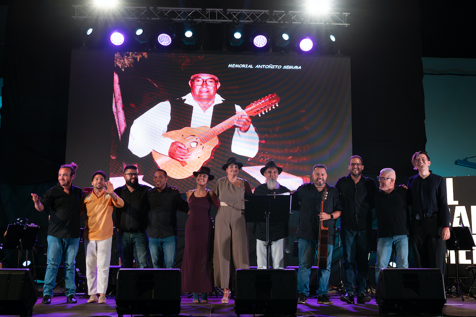 M&uacute;sicos, solistas y presentador