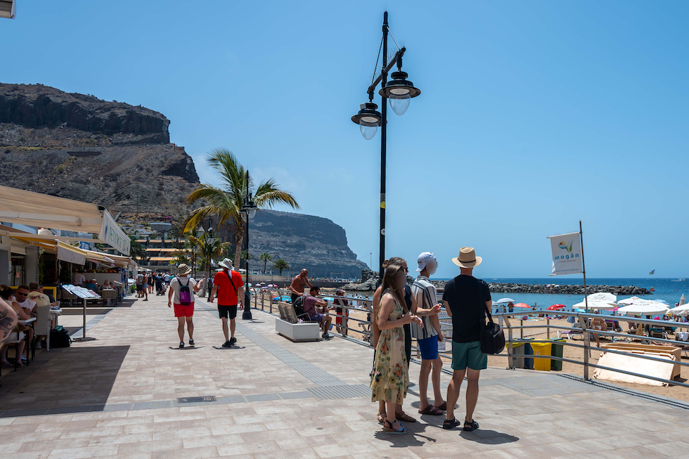 Playa de Mogán incorpora 130 luminarias inteligentes y completa la renovación del alumbrado eficiente