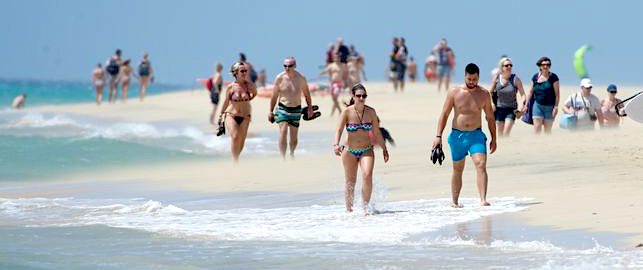 Turistas en la playa de Sotavento, en Fuerteventura AYUNTAMIENTO DE P&Aacute;JARA